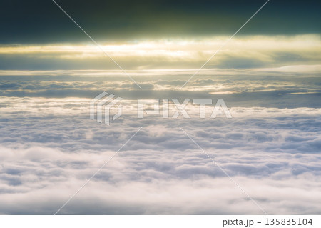 夕陽に輝く雲海 空撮 135835104