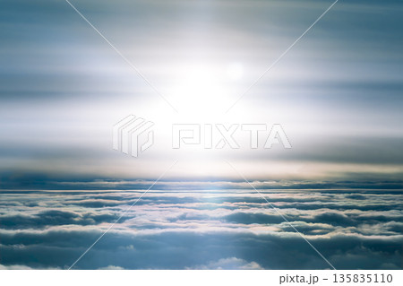 上空の雲海と太陽 空撮 135835110