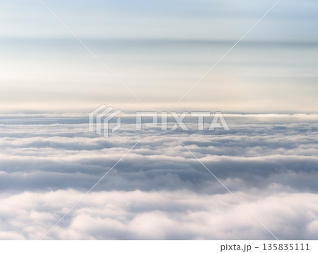 上空から眺める雲海 空撮 上空から眺める雲海 空撮 135835111
