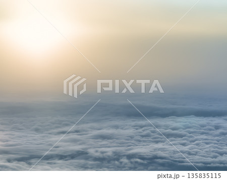 上空の夕陽と雲海 空撮 135835115