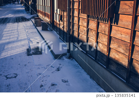 窓ガラスの反射光で輝く雪道【奈良井宿】 窓ガラスの反射光で輝く雪道【奈良井宿】 135835141