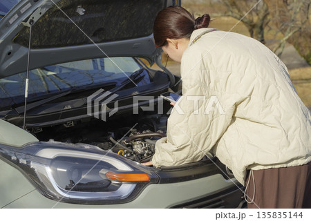 自動車のトラブルに困っている女性ドライバー 135835144