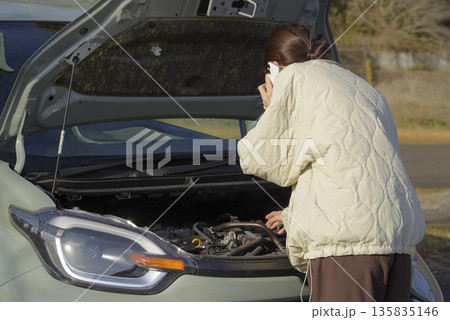 自動車のトラブルに困っている女性ドライバー 自動車のトラブルに困っている女性ドライバー 135835146