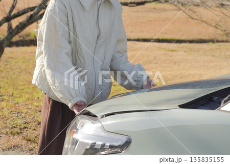 自動車のトラブルに困っている女性ドライバー 自動車のトラブルに困っている女性ドライバー 135835155