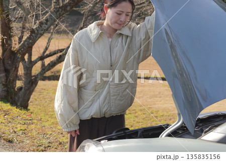 自動車のトラブルに困っている女性ドライバー 自動車のトラブルに困っている女性ドライバー 135835156