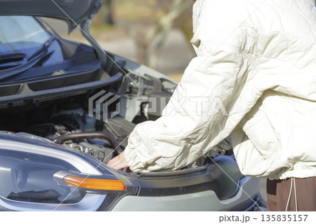 自動車のトラブルに困っている女性ドライバー 135835157