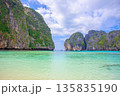 エメラルドグリーンの海と石灰岩の断崖が広がるタイ・ピピ島マヤビーチの絶景リゾート風景 135835190