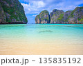 エメラルドグリーンの海と石灰岩の断崖が広がるタイ・ピピ島マヤビーチの絶景リゾート風景 135835192