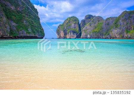 エメラルドグリーンの海と石灰岩の断崖が広がるタイ・ピピ島マヤビーチの絶景リゾート風景 135835192