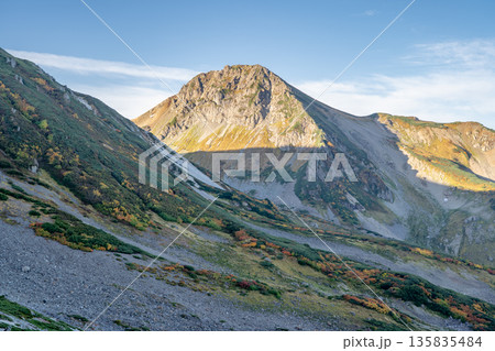 三国境から見る旭岳と紅葉の白馬岳 北アルプス白馬岳~雪倉岳縦走登山 三国境から見る旭岳と紅葉の白馬岳 北アルプス白馬岳~雪倉岳縦走登山 135835484