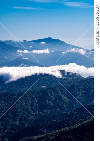 雪倉岳の山頂から見る妙高山 北アルプス白馬岳~雪倉岳縦走登山 雪倉岳の山頂から見る妙高山 北アルプス白馬岳~雪倉岳縦走登山 135835507
