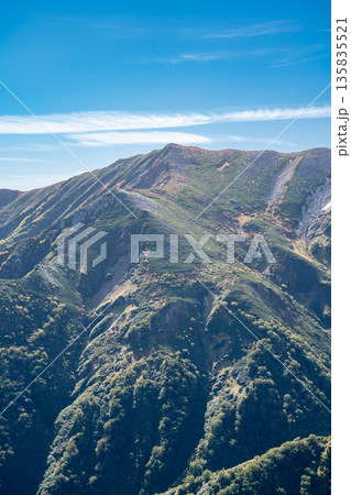 雪倉岳の山頂から見る紅葉の小蓮華山　北アルプス白馬岳～雪倉岳縦走登山 135835521