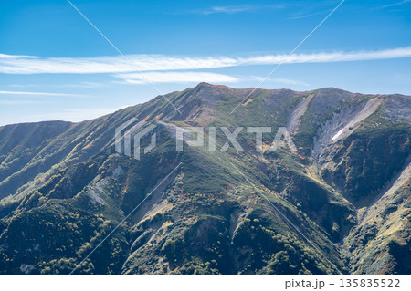 雪倉岳の山頂から見る紅葉の小蓮華山　北アルプス白馬岳～雪倉岳縦走登山 135835522