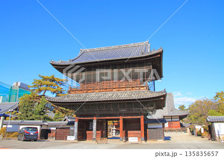 愛知県名古屋市、文化のみち建中寺三門の風景 135835657