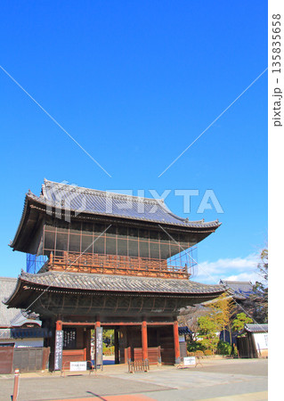 愛知県名古屋市、文化のみち建中寺三門の風景 135835658