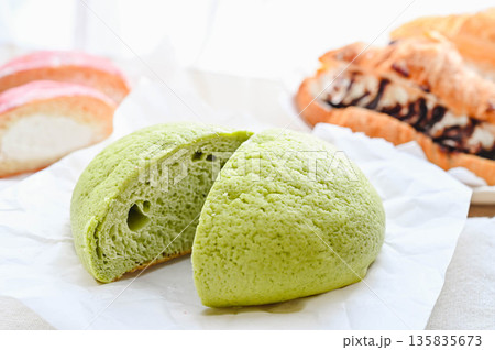 緑のメロンパン 135835673