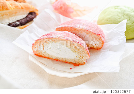 いちごシュガーがかかる揚げパン いちごシュガーがかかる揚げパン 135835677