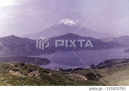 古写真 1961年 箱根の大観山から望む芦ノ湖と富士山 古写真 1961年 箱根の大観山から望む芦ノ湖と富士山 135835761