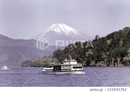 古写真　1961年　箱根　芦ノ湖の遊覧船 135835762