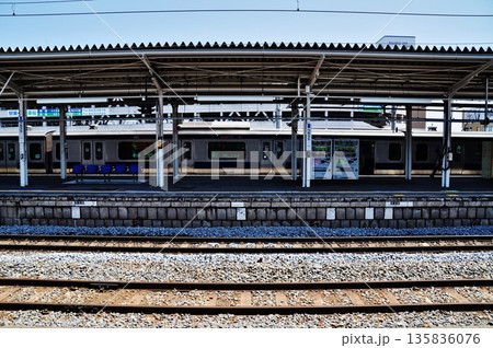晴天の土浦駅ホームと停車中の電車 135836076