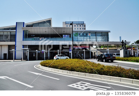 快晴の青空と勝田駅前ロータリーの風景 135836079