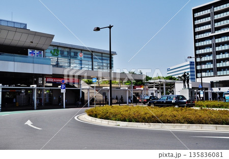 快晴の青空と勝田駅前ロータリーの風景 135836081