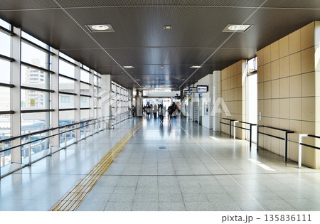 JR常磐線、勝田駅の連絡通路と駅の風景 135836111