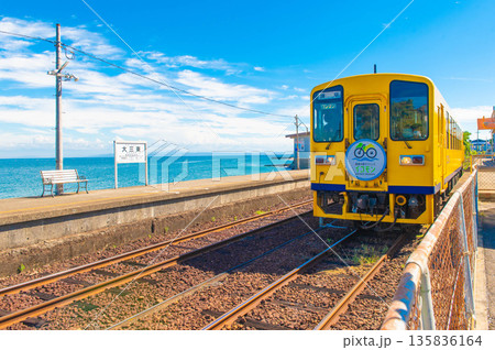 日本一海に近い駅・大三東駅と車両 135836164