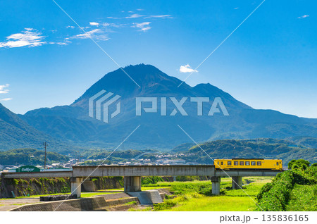 島原鉄道の車両と雲仙岳 135836165