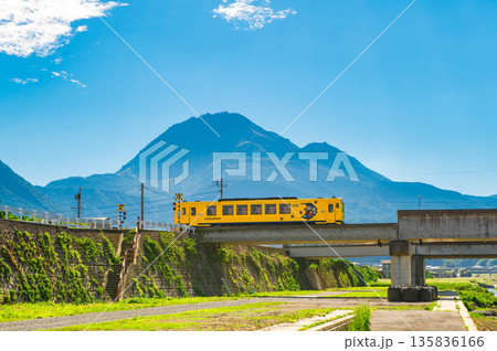 島原鉄道の車両と雲仙岳 135836166