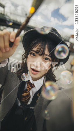 ハロウィンのコスプレをする女性 ハロウィンのコスプレをする女性 135836298