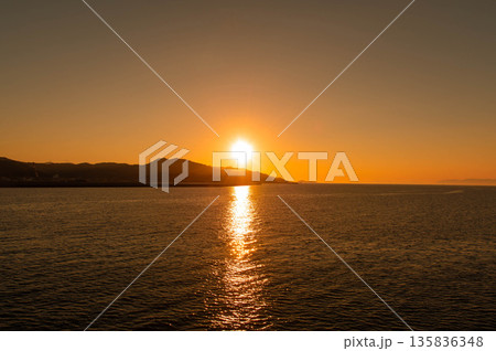 口之津港・鬼池港間のフェリーから望む夕焼 口之津港・鬼池港間のフェリーから望む夕焼 135836348