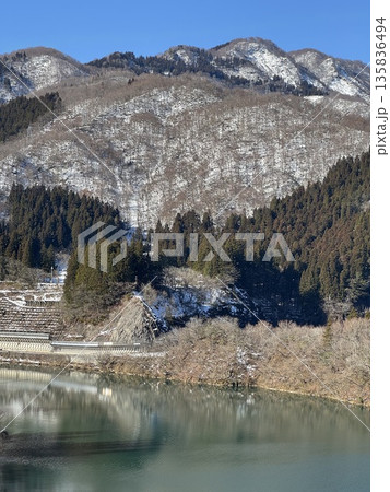 冬の五箇山(撮影地:富山県南砺市、撮影時期:12月) 冬の五箇山(撮影地:富山県南砺市、撮影時期:12月) 135836494