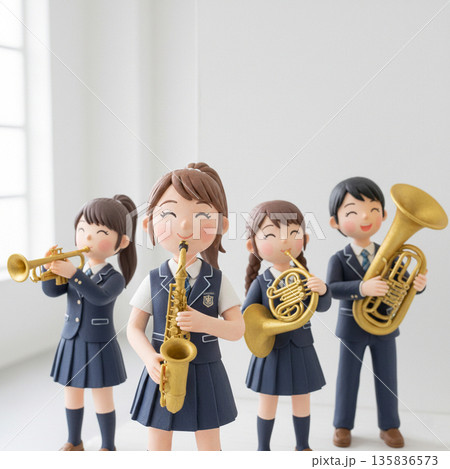 楽器を演奏する生徒　吹奏楽イメージ 135836573