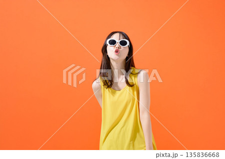 サングラスをかけた女性 135836668