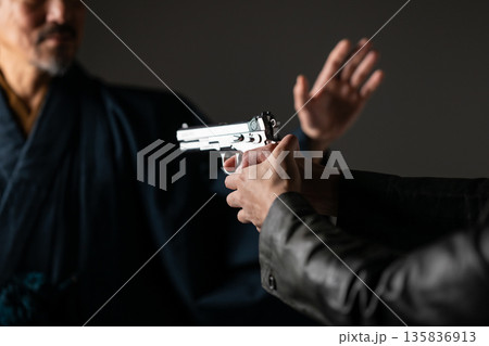 銃を構える男性 銃を構える男性 135836913