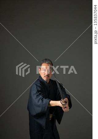 刀を持った男性 刀を持った男性 135837044