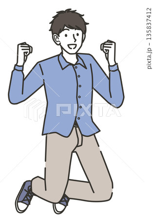喜んでジャンプする20代男性 135837412