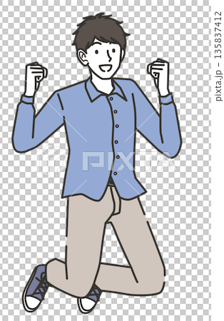 喜んでジャンプする20代男性 135837412