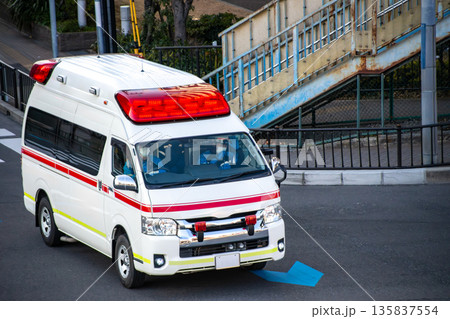 交差点を緊急走行する救急車 交差点を緊急走行する救急車 135837554