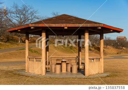 冬の夕方の公園にある東屋とベンチ 135837558