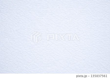 淡い藍色の和紙背景 135837561