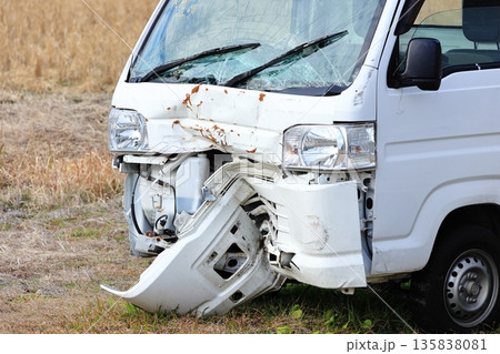 事故車イメージ　廃車イメージ 135838081