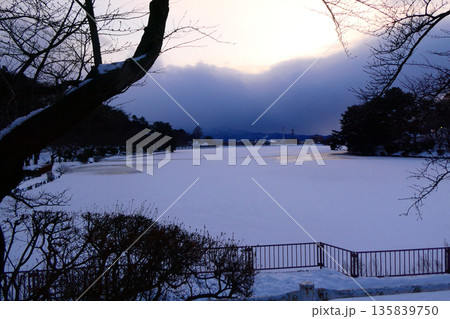 岩手県盛岡市高松池の夕景　白鳥飛来地に熊も出没 135839750