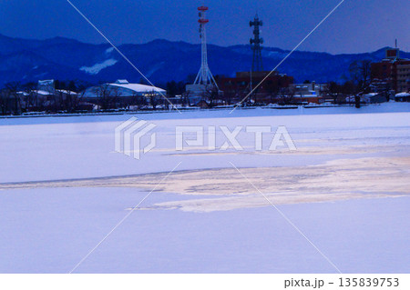 岩手県盛岡市高松池の夕景　白鳥飛来地に熊も出没 135839753