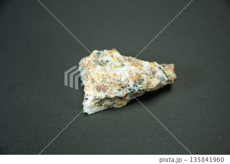 珪酸亜鉛鉱と方解石の共生原石 135841960