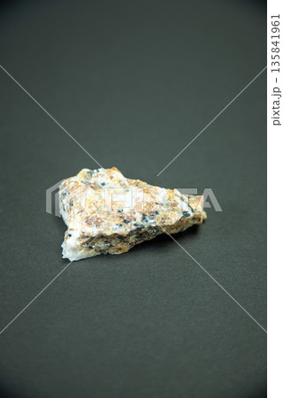 珪酸亜鉛鉱と方解石の共生原石 珪酸亜鉛鉱と方解石の共生原石 135841961