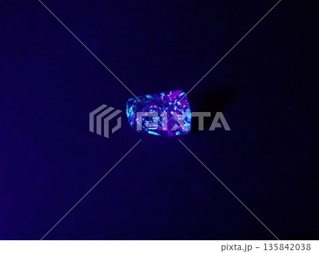 蛍光する石油入り水晶 135842038