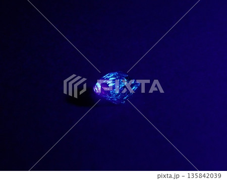 蛍光する石油入り水晶 135842039