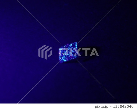 蛍光する石油入り水晶 135842040